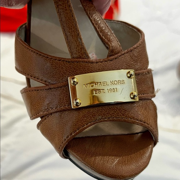 PRICE DROP! MICHAEL KORS Leather platform heels.Sz 8. Gold detail. A steal - Picture 2 of 6